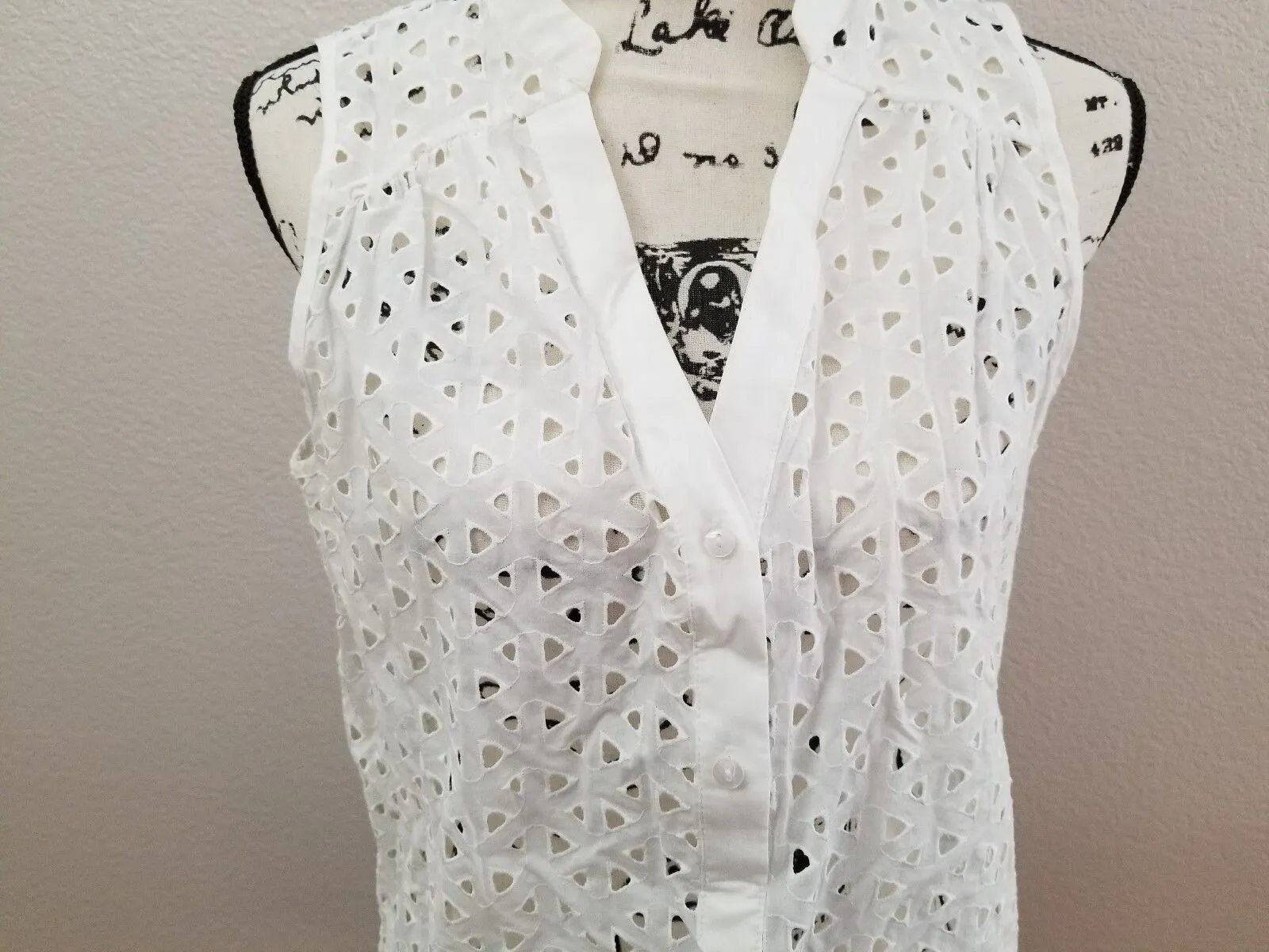 Outback Red The Limited Women's Sleeveless Blouse V-Neck Open Knit White Size Medium